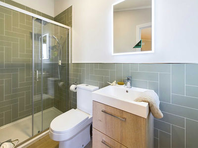 Foundry Iron en-suite to master bedroom